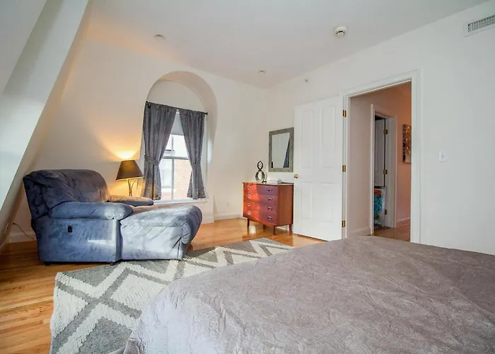 Modern Townhome,Boston Vacation,2 Bath,Pkg,Deck