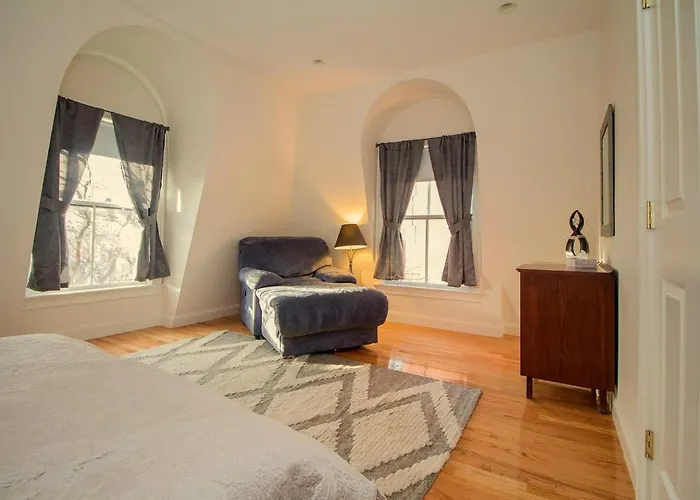 Modern Townhome,Boston Vacation,2 Bath,Pkg,Deck