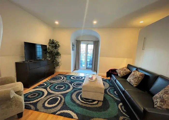 Modern Townhome,Boston Vacation,2 Bath,Pkg,Deck